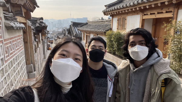 숙명여대 버디 학생과 미네르바대학 학생들이 서울 종로구에 있는 북촌마을에 방문하여 한국 문화체험을 했다. [사진출처=숙명여대]