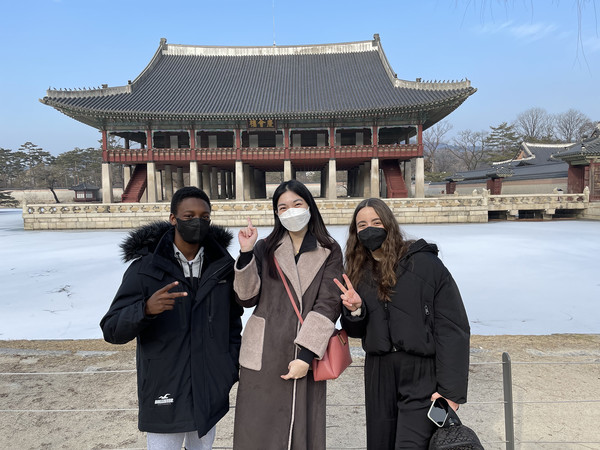 숙명여대 버디 학생과 미네르바대학 학생들이 서울 종로구에 있는 경복궁에 방문하여 한국 문화체험을 했다. [사진출처=숙명여대]