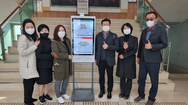 메타버스강사과정 수료생들, 최재용 원장(사진의 맨 오른쪽)과 영주시청에서 메타버스 강의를 진행했다. [사진출처=한국메타버스연구원]