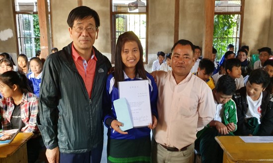 미얀마 학생들에게 장학증서전달 [사진출처=가재산]