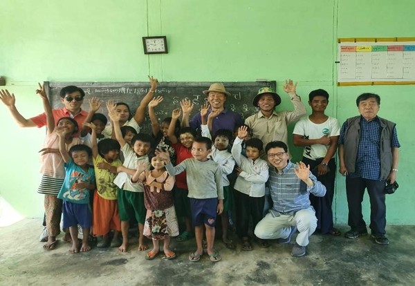 미얀마 어린이들 교육을 마치고 [사진출처=가재산]