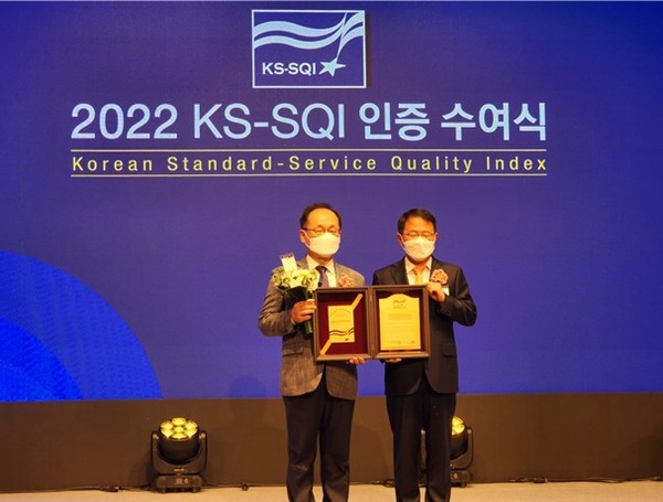 2022년 KS-SQI 인증 수여식 수상(왼쪽: 한양사이버대학교 오성근 부총장) 출처: 한양사이버대학교