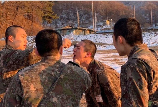 입대한 방탄소년단(BTS) 진, 군대 동기들이 ‘중대장 훈련병’ 추대