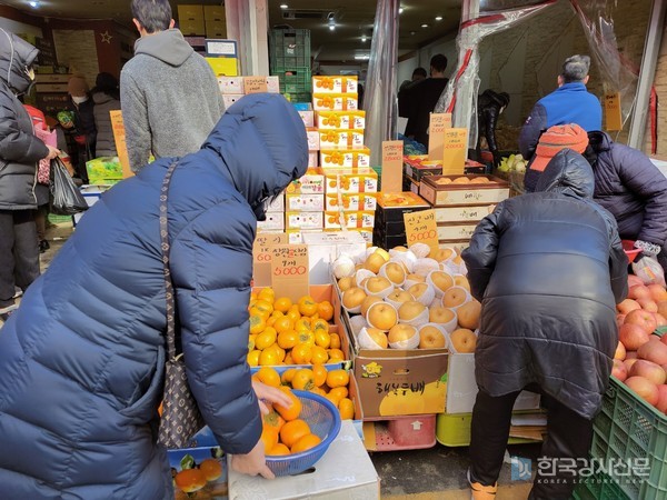 지난 20일 자양시장 한 과일과게에서 손님들이 과일을 고르고 있다. [사진출처=한국강사신문]
