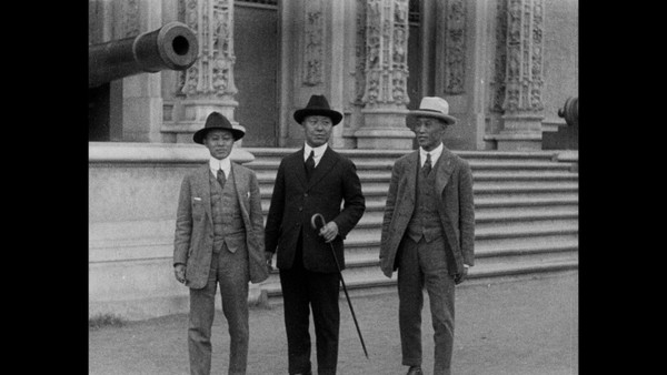 1921년, 샌프란시스코 드 영 박물관 앞의 이승만 전 대통령과 일행 [사진출처=KBS]