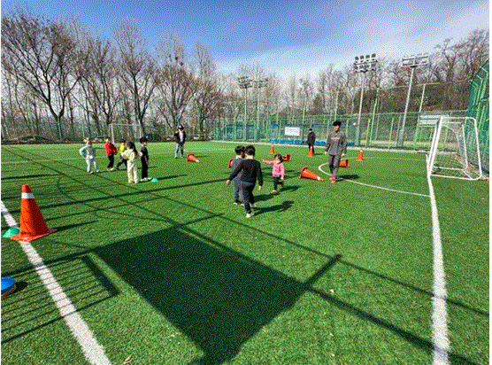 어린이집 아이들이 친구들과 함께 풋살 체험을 하고 있다. [사진출처=광진구청] 