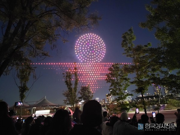 2023년 5월 1일 20시 ‘2023 한강 불빛 공연-드론 라이트 쇼(뚝섬한강공원) 공연 모습