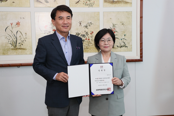 함 원장(사진 오른쪽)은 김진태 강원특별도지사로부터 임명장을 수여 받았다. [사진출처=(재)한국여성수련원]