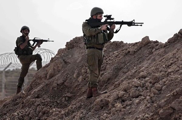 가자지구 인근에서 보초를 서는 이스라엘 병사들 [사진출처=AFP 연합뉴스]
