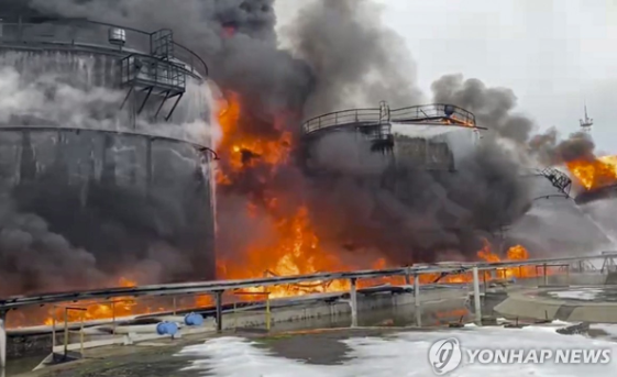 러시아 원유 저장 시설이 불타는 모습 [사진출처=연합뉴스]