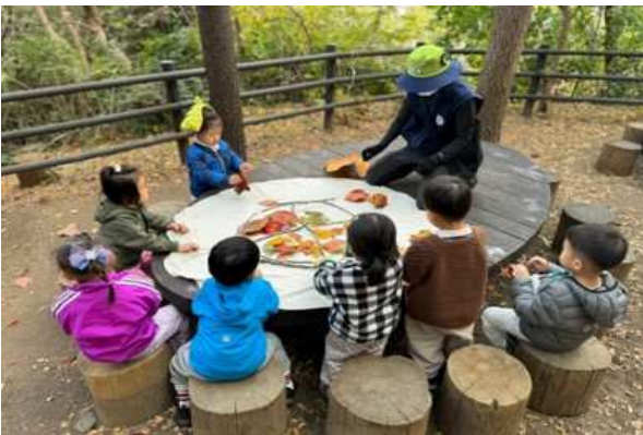 성동구 매봉산 유아숲체험원에서 아이들이 즐거운 생태체험을 하고 있다 [사진출처=서울 성동구청]