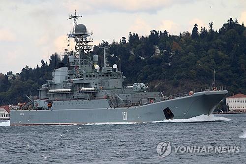 우크라군 공격받은 러 흑해함대 상륙함 '아조프' [로이터=연합뉴스]