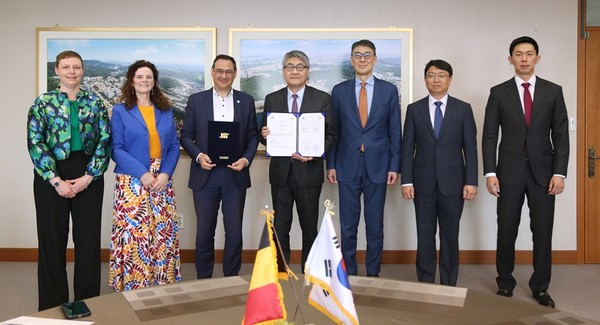 프레드릭 둘스터 총장(왼쪽 세 번째)과 안순철 총장이 교류협약을 진행하고 사진 촬영을 하고 있다 [사진출처=단국대]