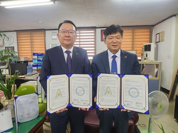 (좌)전국아파트입주자대표회의연합회 김원일 회장, (우)한국공동주택교육진흥원 공부식 대표이사