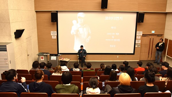넷플릭스 교육 과정에서 멘토링 중인 조 페라키오 [사진출처=부산국제코미디페스티벌 조직위원회]