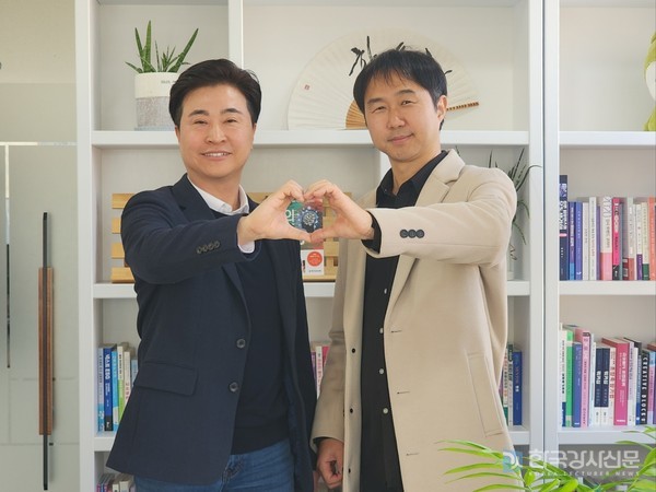 왼쪽부터 한상형 발행인, 남상욱 작가