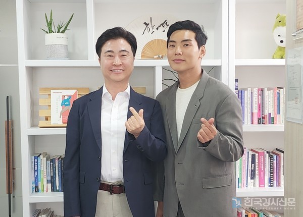 왼쪽부터 한상형 발행인, 정진수 강사