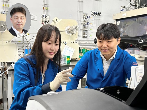 (왼쪽 상단) 이진우 교수, (좌) 박선혜 박사과정 (우) 최대은 박사과정 [사진출처=카이스트]