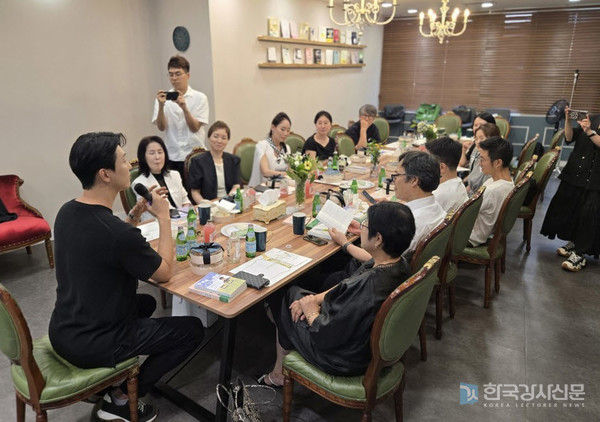 이민호 코치가 강연을 진행하고있다.