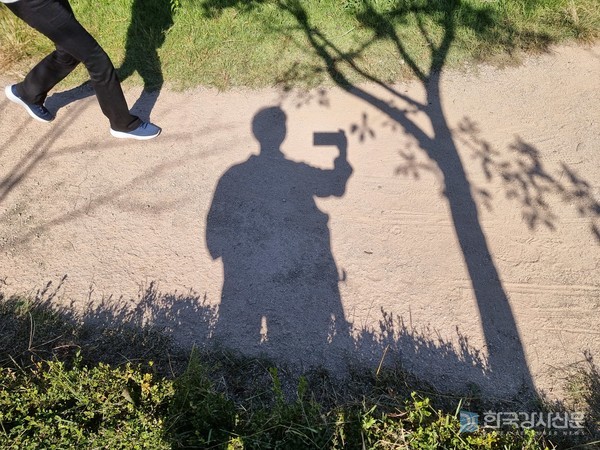 일상에서 스마트폰으로 셀카 사진을 찍고 있는 필자