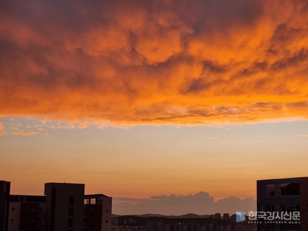 집 베란다에서 찍은 일몰 시간대의 드라마틱한 구름사진