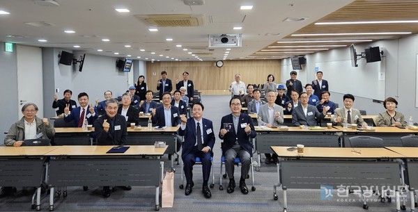 중앙 기준 왼쪽부터 이규환 이사장, 윤은기 회장