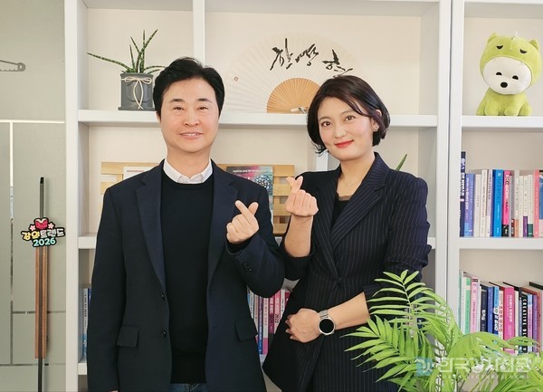 왼쪽부터 한상형 발행인, 김지윤 대표