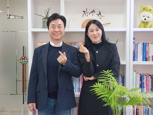 왼쪽부터 한상형 발행인, 오지민 코치