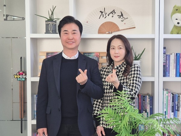 왼쪽부터 한상형 발행인, 원희정 대표