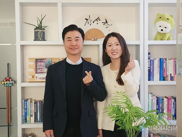 왼쪽부터 한상형 발행인, 유지상 강사