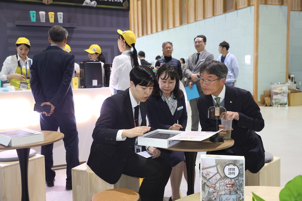 천창수 교육감이 19일 '2025 대한민국 지방시대 엑스포' 울산교육 우리아이 북카페 공간에서 인공지능 맞춤형 학습을 체험하고 있다. [사진출처=울산시교육청]