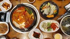 “김치찌개 파는 신부가 건네는 따끈한 위로” 이문수 신간 ‘누구도 벼랑 끝에 서지 않도록’ < 책과 사람 < 기사본문 - 한국강사신문