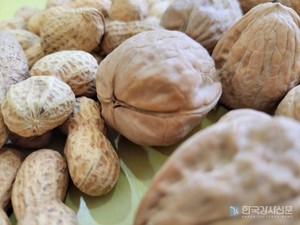 “정월대보름은 부럼깨는 날” 부럼깨물기로도 불리는 부럼깨기의 유래와 부럼의 종류?