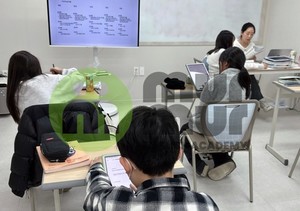 AI가 설계하고, 사람이 완성하는 수업... "펀치랩과 머머영어학원의 미래... - 뉴스 썸네일 이미지