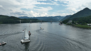 [<b>동네 한 바퀴</b>] 청평호, 유명산 솥뚜껑 닭볶음탕, 꽃차와 꽃떡쌈, 노랑다...