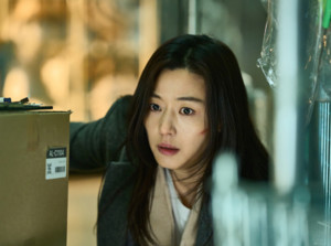 영화 '<b>군체</b>' "새로운 종의 탄생! 연상호 감독, 전지현‧구교환‧지창욱...